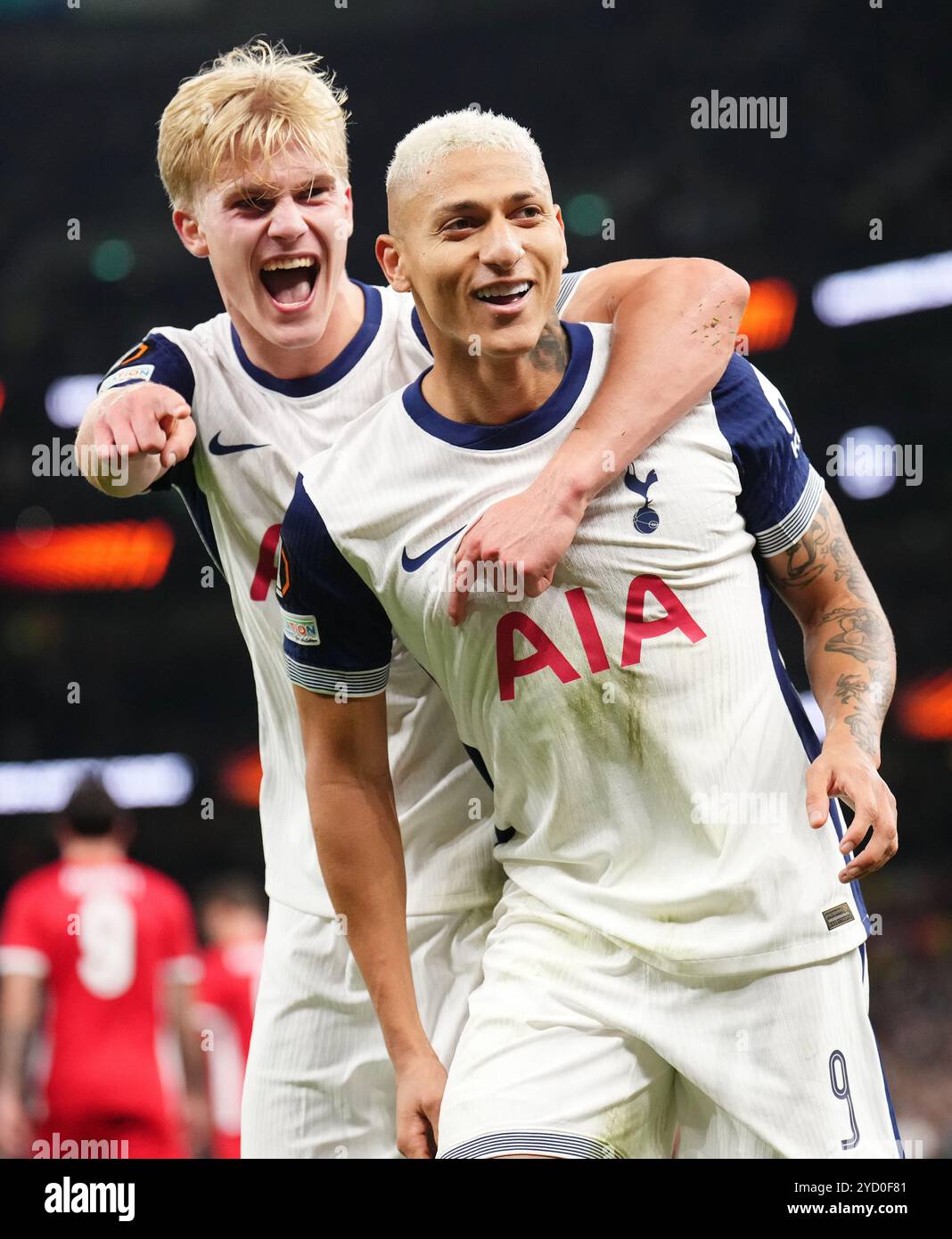 Richarlison de Tottenham Hotspur (à droite) célèbre avoir marqué le premier but de son équipe lors d'un penalty lors du match en phase de groupes de l'UEFA Europa League au Tottenham Hotspur Stadium, à Londres. Date de la photo : jeudi 24 octobre 2024. Banque D'Images