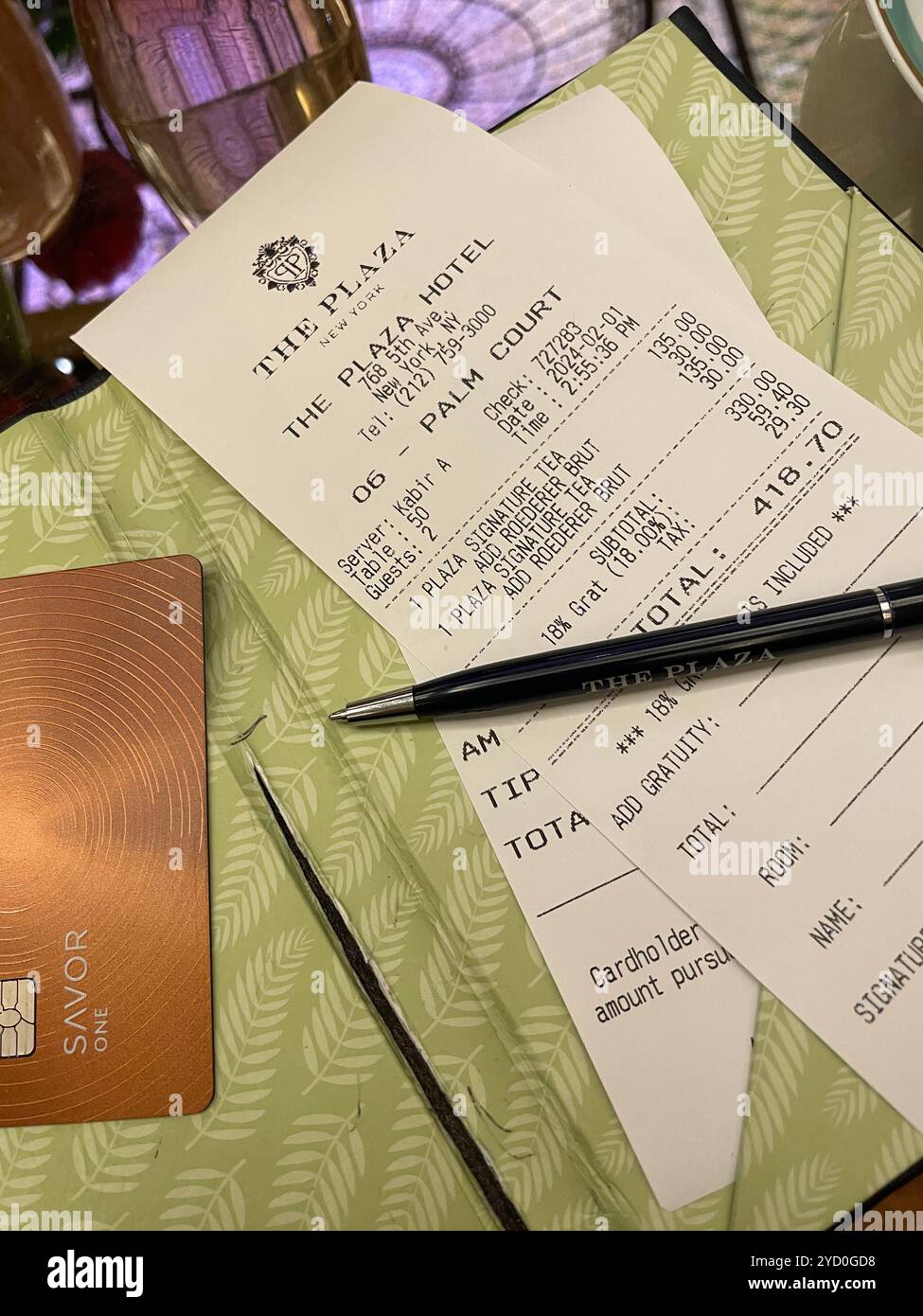 Le Palm court situé au cœur de l'hôtel Plaza dispose d'un service de thé haut de gamme, 2024, New York City, États-Unis Banque D'Images