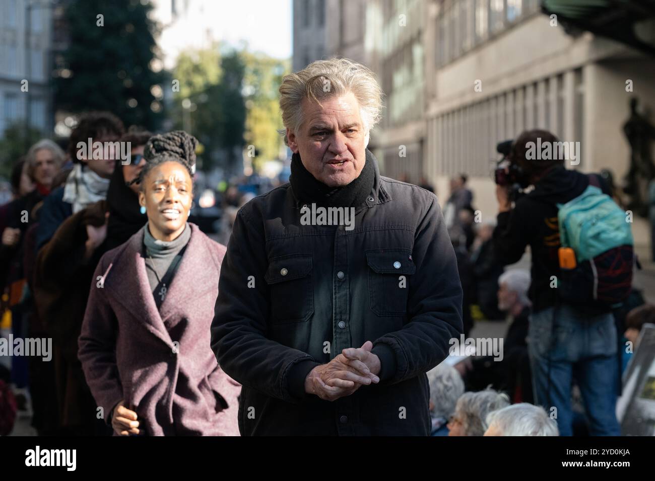 Londres, Royaume-Uni. 24 octobre 2024. Les partisans du groupe de campagne Defend Our jurys tiennent des photos de prisonniers politiques, passés et présents, devant le ministère de la Justice en petite France, dans une exposition et une manifestation silencieuse contre les peines draconiennes prononcées contre le climat et d'autres militants non violents. Ils appellent à une réunion publique avec le nouveau procureur général du gouvernement travailliste Lord Hermer pour discuter de protestation contre la législation anti-protestation, pour la fin du «lobbying antidémocratique» des groupes de droite et le limogeage de Lord Walney. Crédit : Ron Fassbender/Alamy Live News Banque D'Images