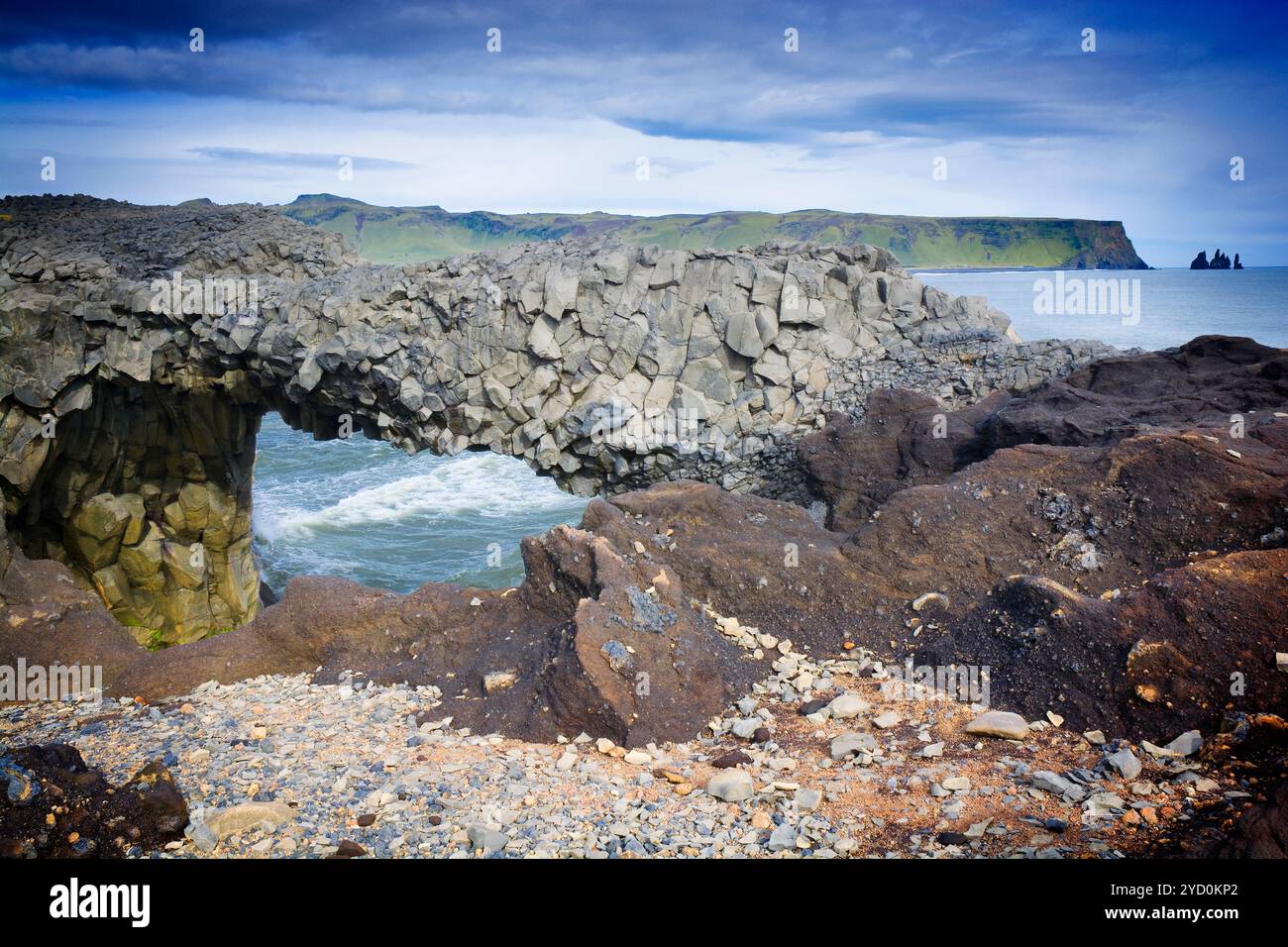 Vue de l'arc rocheux de Dyrhólaey vers la plage de Reynisfjara, Islande Banque D'Images