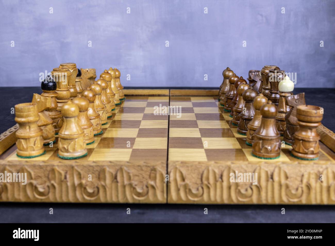 Le plateau est décoré jeu d'échecs décoré en bois Banque D'Images