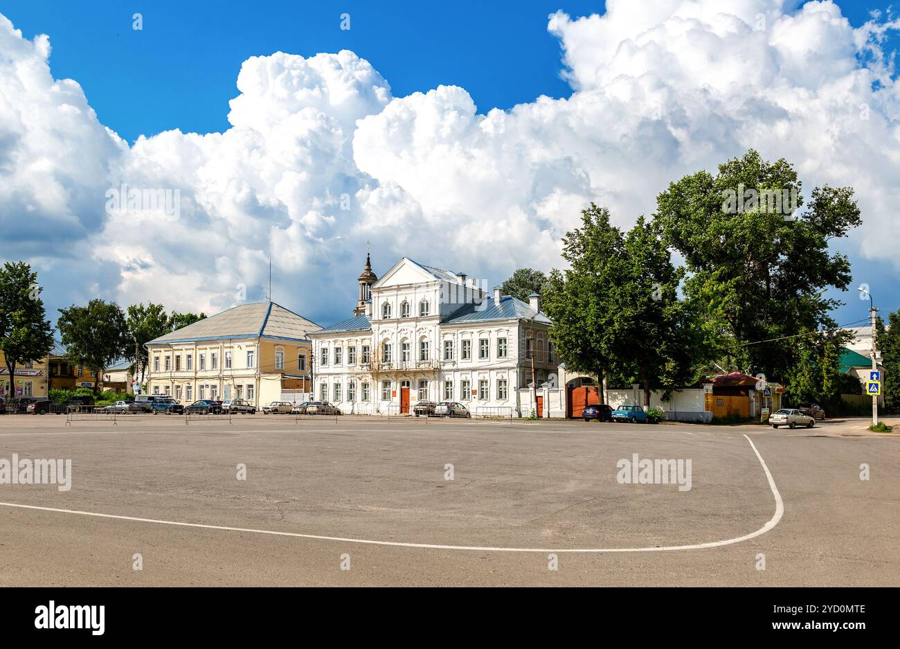 Bâtiments administratifs sur la place centrale de Torzhok, Russie Banque D'Images