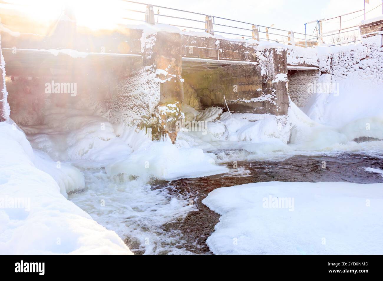 Paysage printanier sur la rivière. La glace fond sur la rivière. Jour de mars ensoleillé. Nature campagnarde. Proiroda en dehors de la ville. Banque D'Images