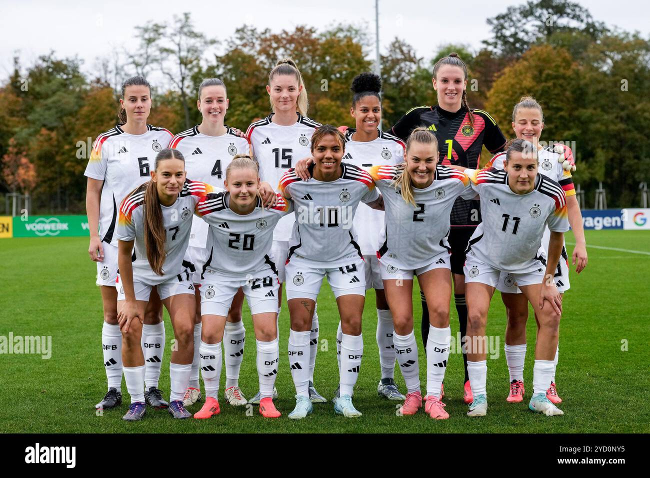 Hinten v.Li. : Katharina Piljic (Deutschland, 6), Anna Aehling (Deutschland, 4), Julia Landenberger (Deutschland, 15), Shekiera Martinez (Deutschland, 9), Ena Mahmutovic (Torhüterin, Torwart, Deutschland, 1), Kristin Kögel (Deutschland, 3), vorne v.l. : Tuana Mahmoud (Deutschland, 17), Vanessa Fudalla (Deutschland, 20), Gia Corley (Deutschland, 10), Marie Müller (Deutschland, 2), Carlotta Wamser (Deutschland, 11), Spielerinnen der deutschen U23-Auswahl, Mannschaftsfoto, Teamfoto, Mannschaft, Team, Gruppenbild, Startelf, Startaufstellung, 24.10.2024, Frankfurt am main (Deutschland), Fussball, län Banque D'Images