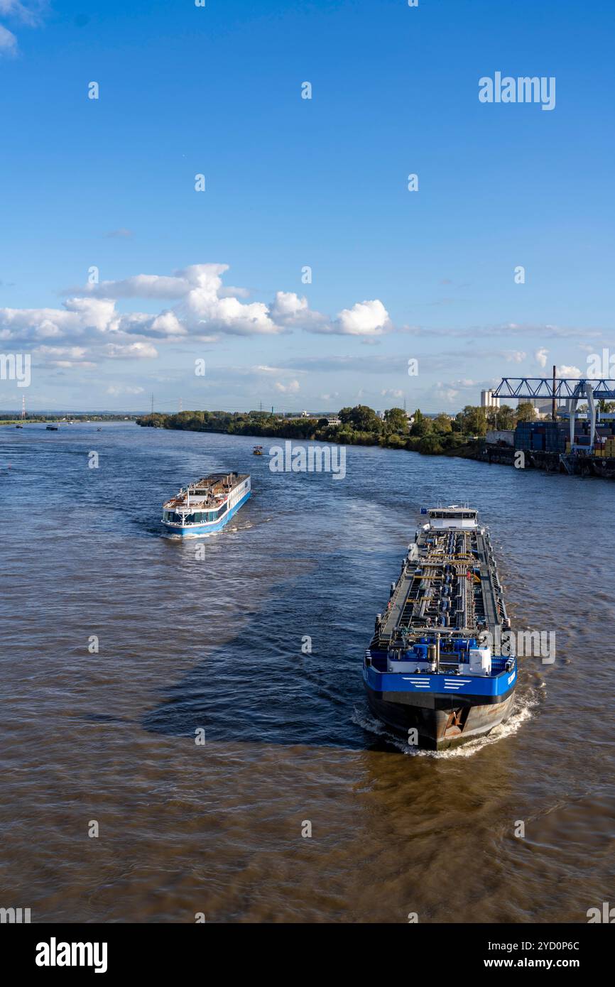 Cargo, pétrolier et bateau de croisière fluviale sur le Rhin, près de Krefeld-Uerdingen, NRW, Allemagne, Banque D'Images