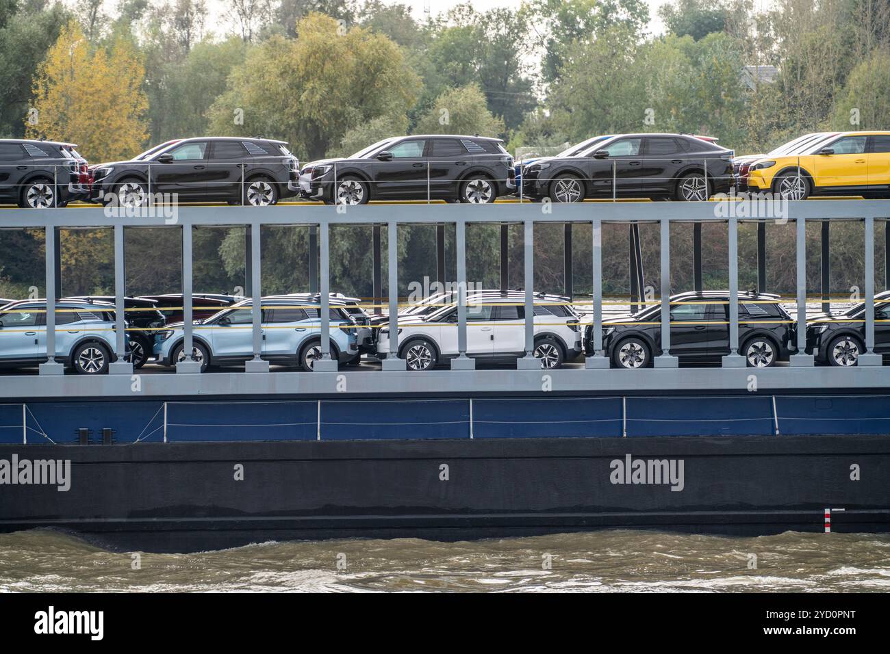 Le transporteur de voitures cargo Forenso, sur le Rhin près de Rees, apporte des voitures électriques Ford Explorer, de l'usine Ford de Cologne aux ports maritimes des pays-Bas Banque D'Images