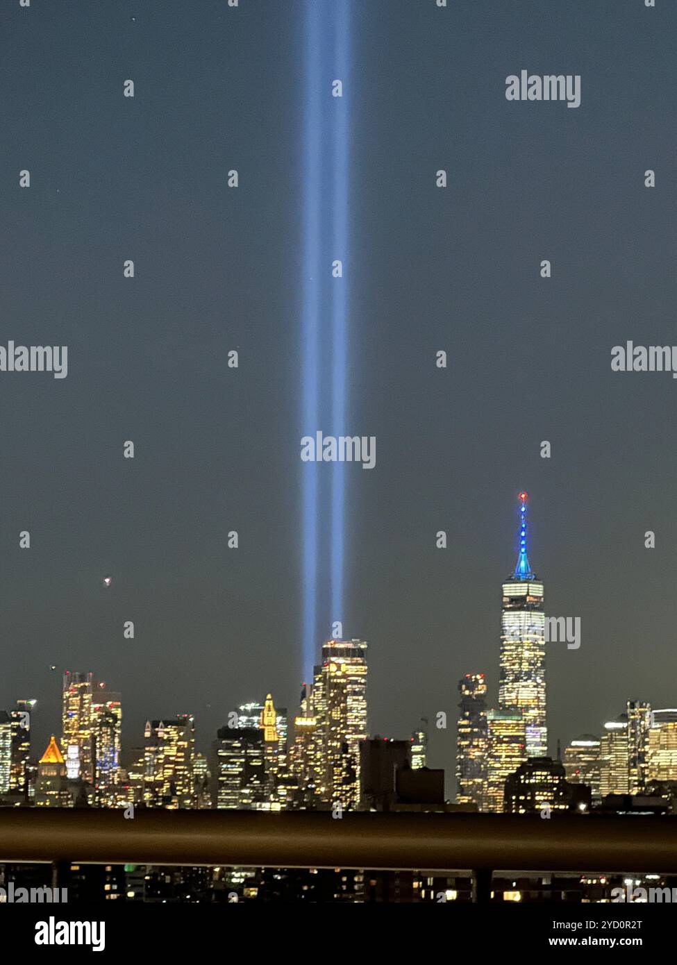 Hommage à la lumière - 911 Memorial Evening NYC - Image de stock capturée avec un smartphone