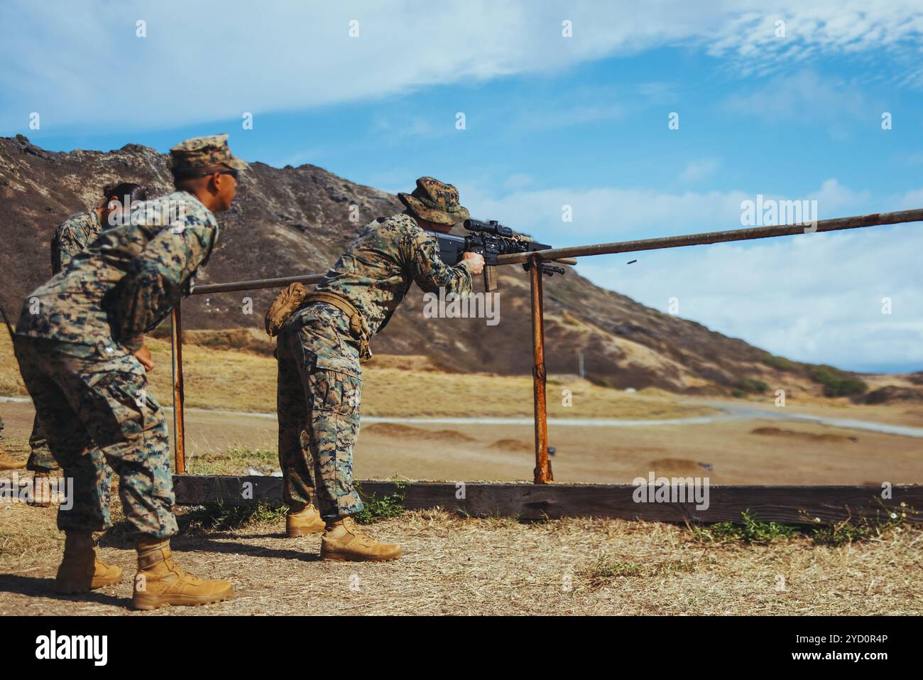 Le sergent Nathan Olson, natif du Minnesota, chef d'équipe de la 3e équipe de combat du littoral du 3e régiment du littoral de la 3e division des Marines, tire un système de contrôle de tir ZeroMark attaché à un fusil automatique d'infanterie M27 lors d'une démonstration de tir réel sur la base du corps des Marines Hawaii, le 23 octobre 2024. Le ZeroMark FCS est un outil alimenté par IA qui améliore la précision de visée et les capacités de contre-drone, fournissant aux Marines un outil portable de détection et de réponse aux menaces en temps réel. (Photo du corps des Marines des États-Unis par le Cpl Jonathan Beauchamp) Banque D'Images