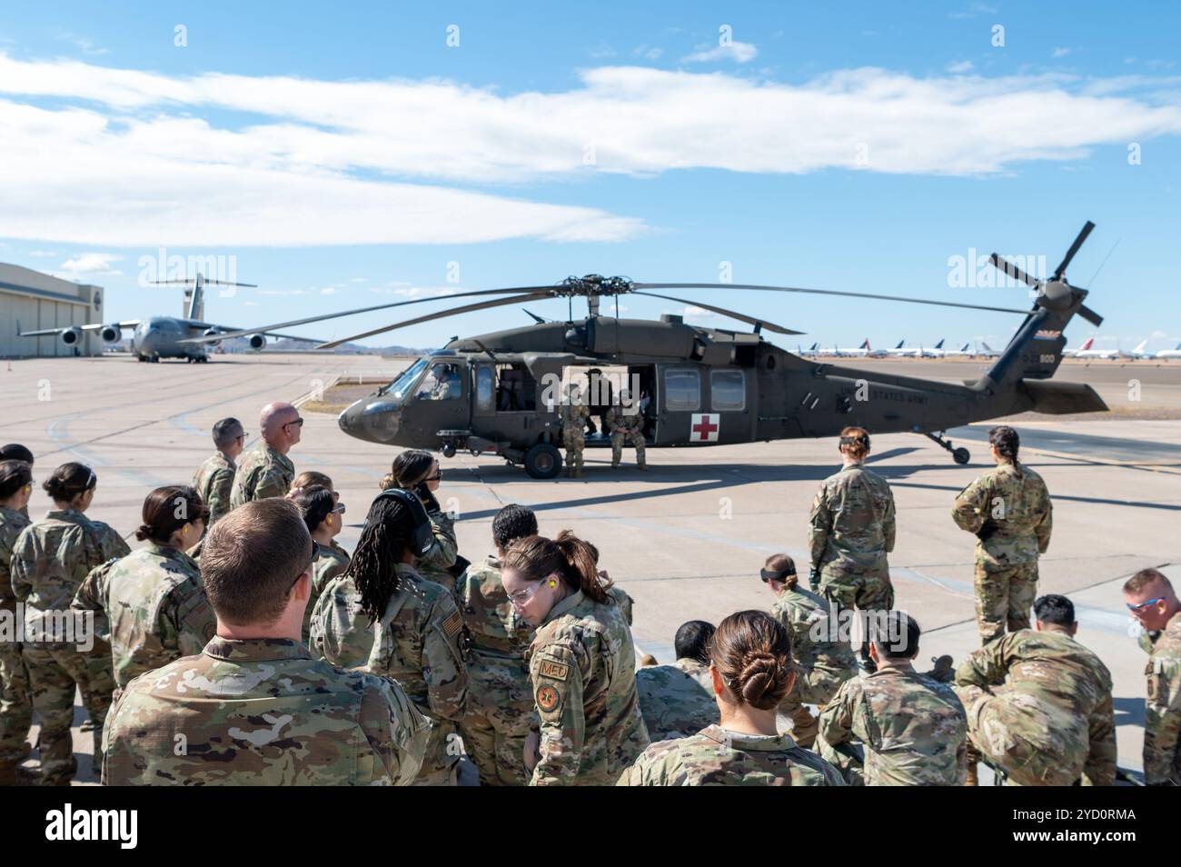 Les aviateurs citoyens de la réserve de la 944th Fighter Wing et le personnel de la Garde nationale de l'armée de l'Arizona se rassemblent pour une formation Medevac avec un hélicoptère UH-60 Black Hawk à l'aéroport de Goodyear Phoenix, Goodyear, Ariz., Oct. 19, 2024. La formation fait partie de la préparation de l'exercice Desert Hammer 25-1 en novembre, en se concentrant sur le chargement à froid et à chaud des patients. (Photo de l'US Air Force par Alexis Orozco, aviateur principal) Banque D'Images