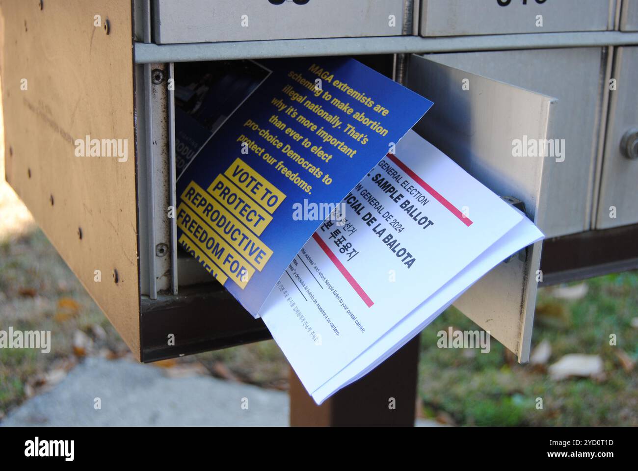 Rutherford, New Jersey, États-Unis - 24 octobre 2024 : boîte aux lettres avec le courrier lié à l'élection générale américaine de 2024. Banque D'Images