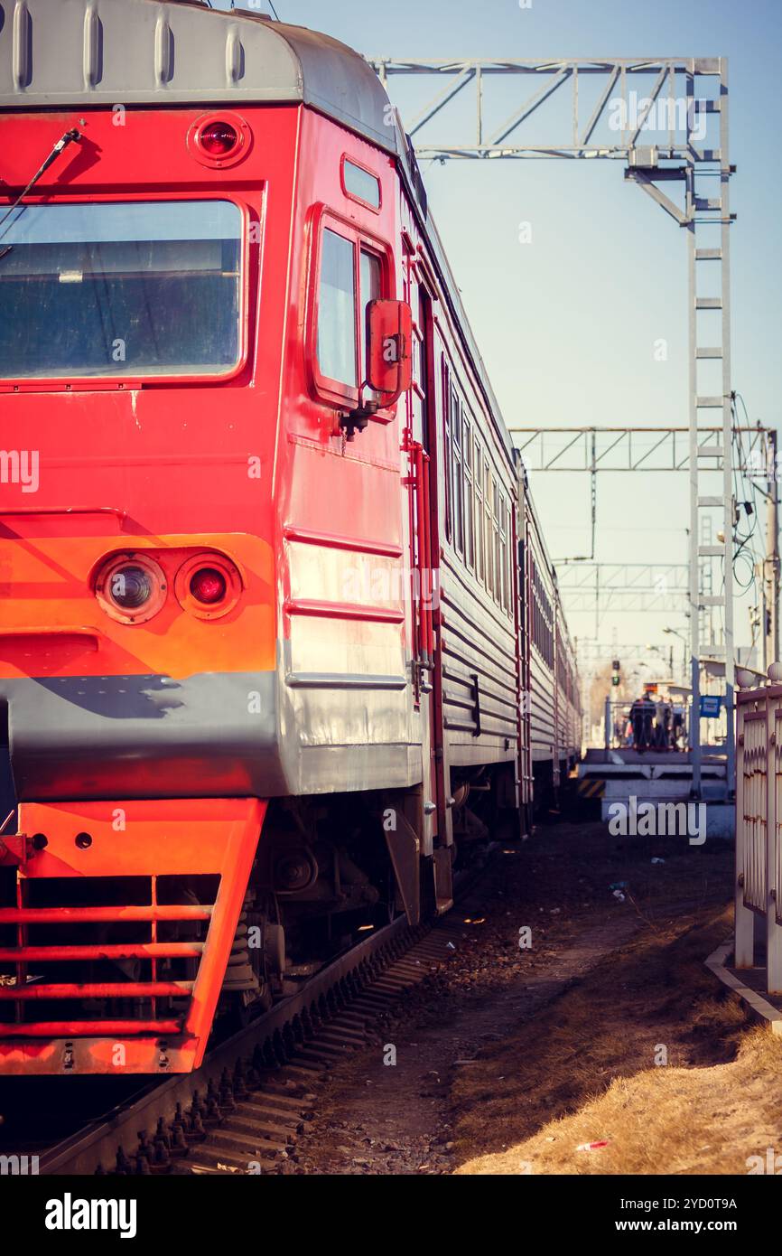 Train sur la plate-forme. Train électrique sur le chemin de fer. Les chemins de fer russes. Liouban Station, la Russie, dans la région de Leningrad le 7 avril 2018 Banque D'Images