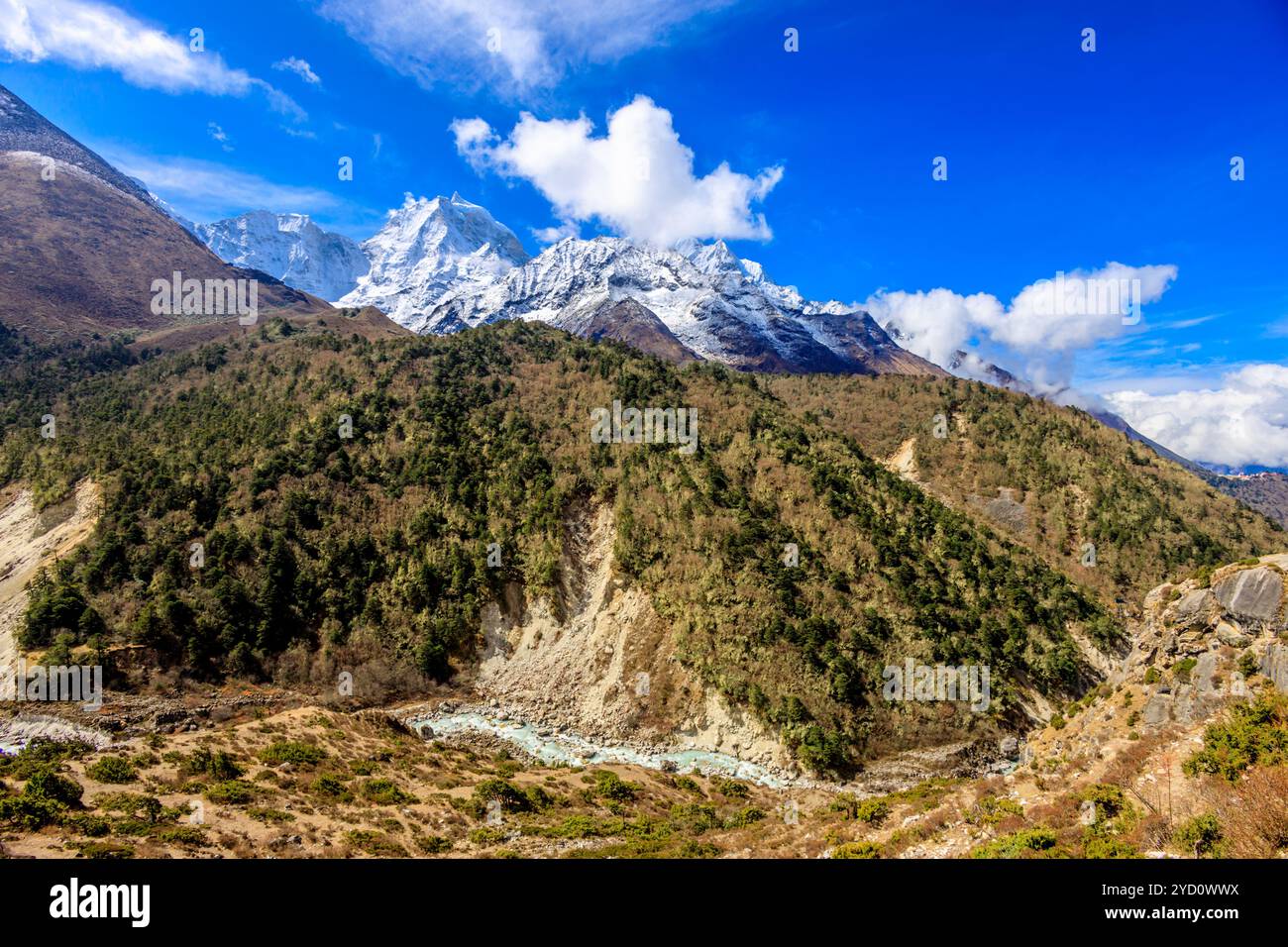 Everest Basce Camp trek au Népal, vue sur les montagnes de l'Himalaya. Beau paysage de sommets enneigés et de glaciers dans l'Himalaya Banque D'Images