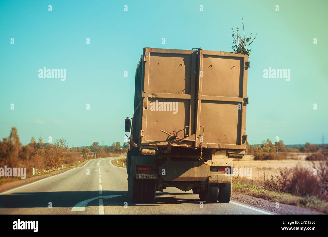 Camion roulant sur la route. Transport sur la route. Russie, Gatchina, 19 septembre 2018 Banque D'Images
