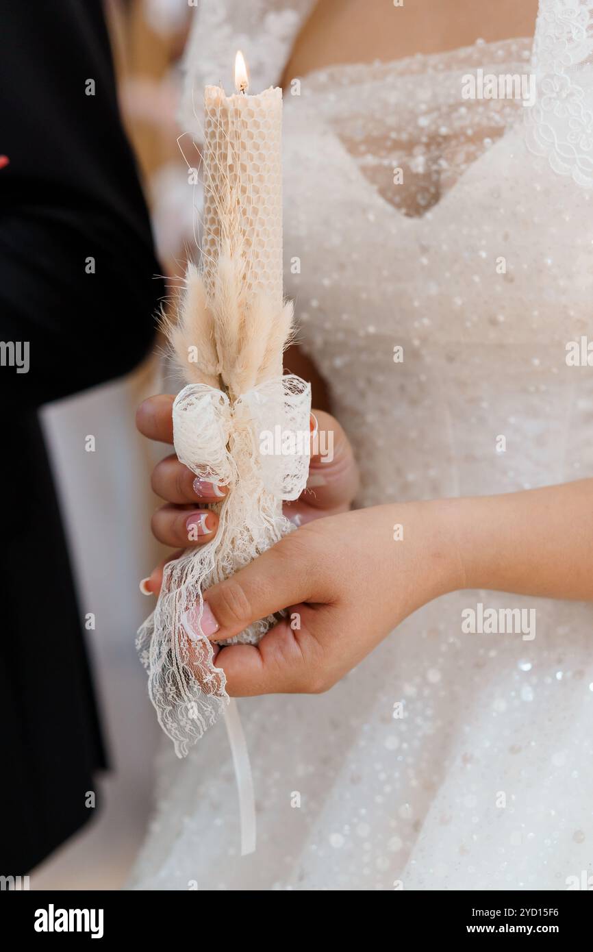 Bougie élégante de cérémonie de mariage dans la main de mariée. Banque D'Images