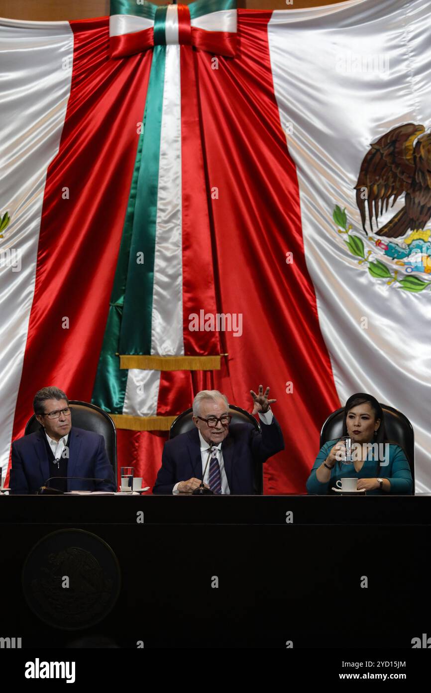 Mexico, Mexique. 24 octobre 2024. Le Gouverneur de l’Etat de Sinaloa, Ruben Rocha, lors de sa visite au Congrès mexicain dans le cadre de sa tournée de travail, accompagné du député Ricardo Monreal, où il a abordé la question de la violence à Sinaloa et de la capture du trafiquant présumé Mayo Zambada. Le 24 octobre 2024 à Mexico, Mexique. (Photo de Ian Robles/Eyepix Group/SIPA USA) crédit : SIPA USA/Alamy Live News Banque D'Images