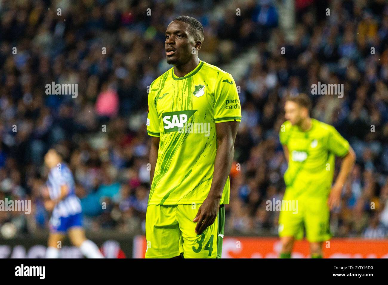 Stanley Nsoki du TSG 1899 Hoffenheim fait un geste après le match de l'UEFA Europa League 2024/25 League phase MD3 entre le FC Porto et le TSG 1899 Hoffenheim à l'Estadio do Dragao le 24 octobre 2024 à Porto, Portugal. Banque D'Images