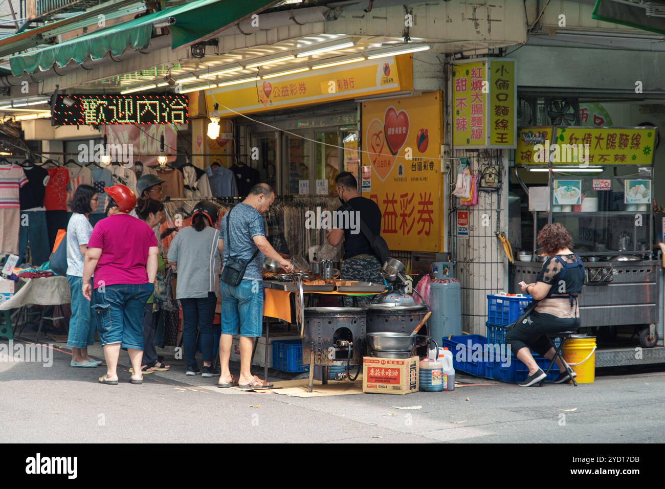 Taipei, Taïwan - 10 octobre 2019 : marché de Street food animé à Taipei, Taïwan animé avec des habitants et des délices culinaires uniques Banque D'Images