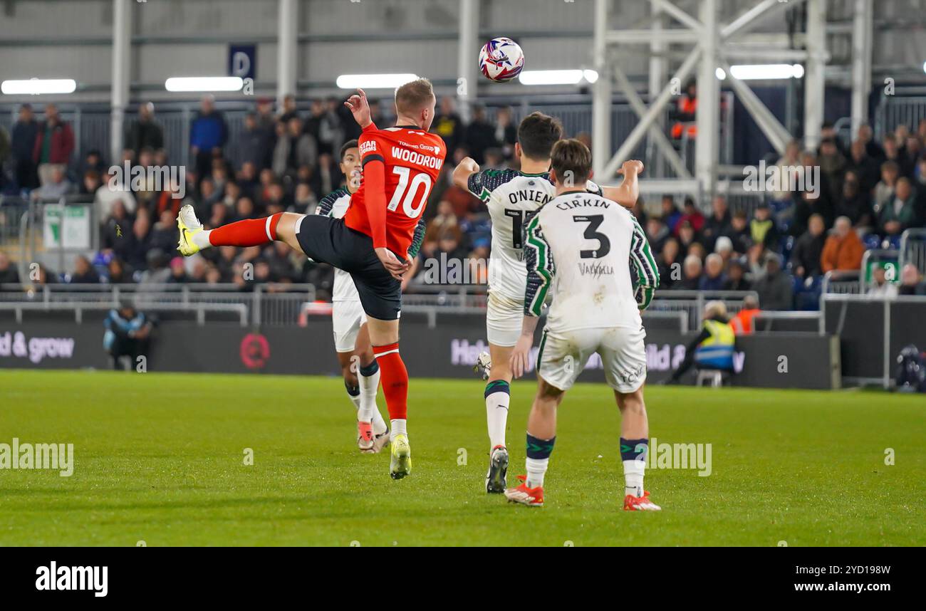 Luton, Royaume-Uni. 23 octobre 2024. Cauley Woodrow (10 ans) de Luton Town et Luke O'Nien (13 ans) de Sunderland lors du Sky Bet Championship match entre Luton Town et Sunderland à Kenilworth Road, Luton, Angleterre le 23 octobre 2024. Photo de Duncan Jack/Prime Media images crédit : Prime Media images/Alamy Live News Banque D'Images