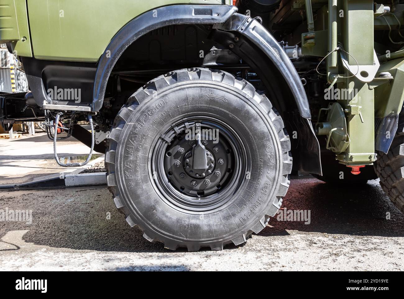 Roue de camion KAMAZ avec pneu Kama Banque D'Images