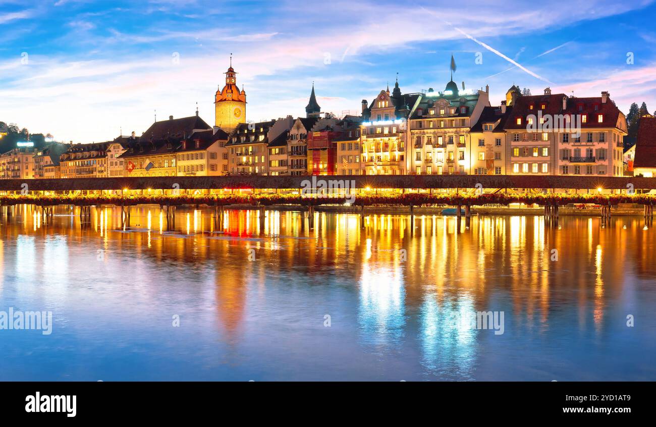 Luzern Kapelbrucke et l'architecture riveraine célèbres monuments suisses vue panoramique Banque D'Images