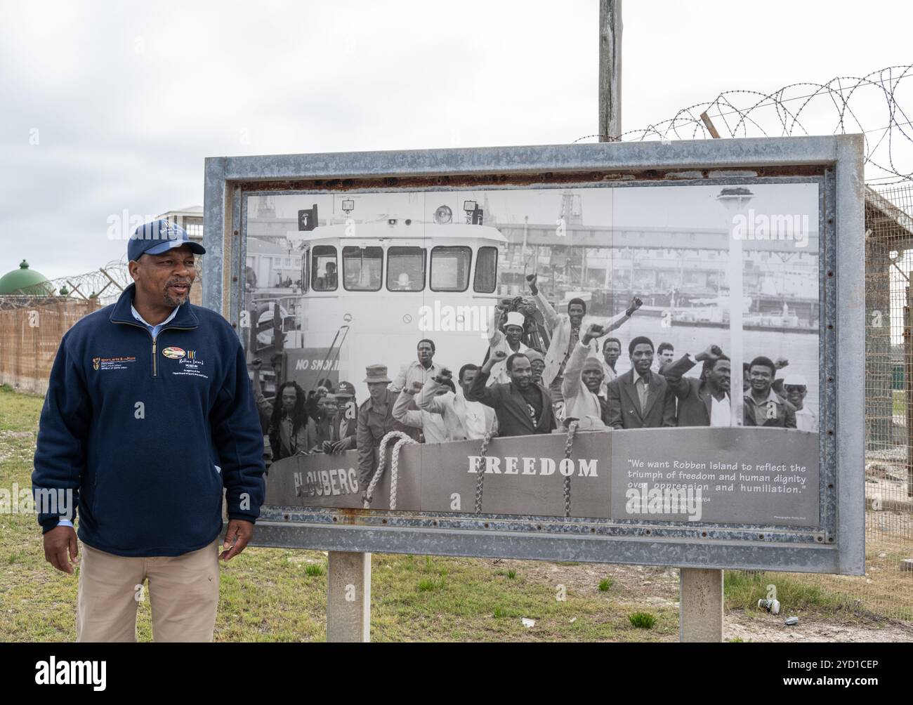 Guide et ancien prisonnier politique lors de la visite du musée de Robben Island Banque D'Images
