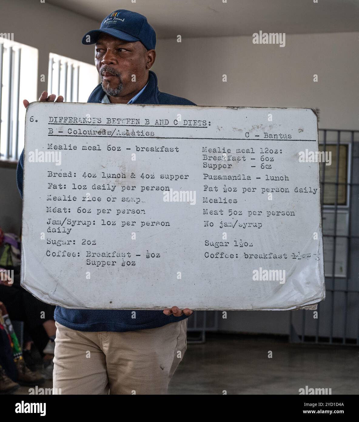 Guide et ancien prisonnier politique lors de la visite du musée de Robben Island Banque D'Images