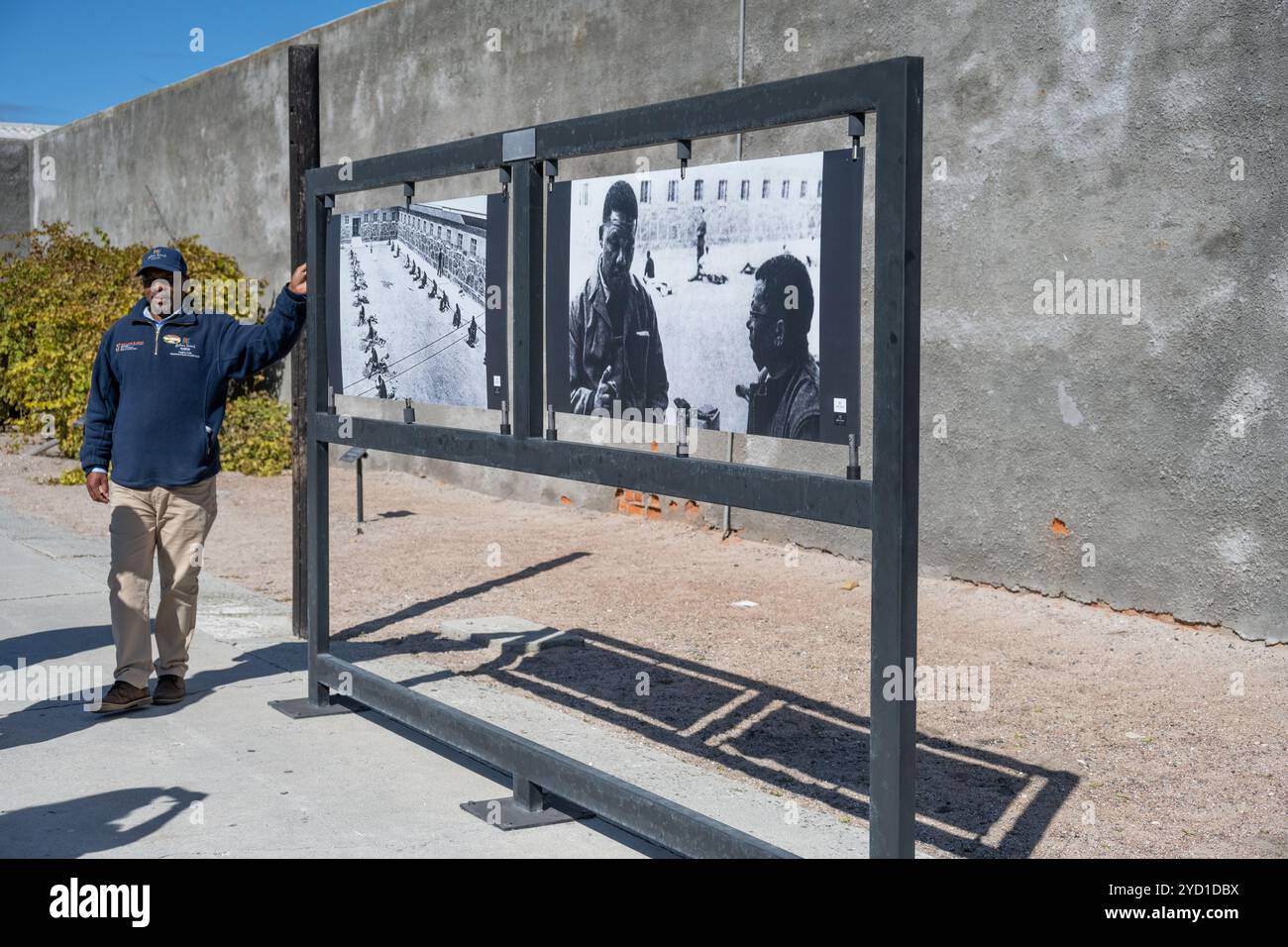 Guide et ancien prisonnier politique lors de la visite du musée de Robben Island Banque D'Images