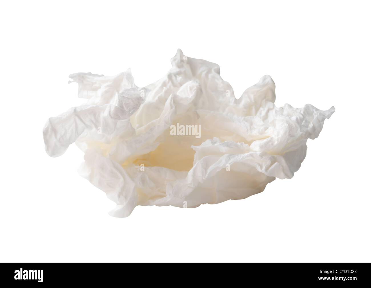 La vue latérale de la boule de papier de soie blanche vissée ou froissée est isolée sur fond blanc avec chemin de découpage. Banque D'Images