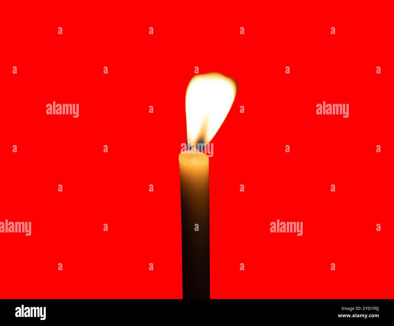 Une seule flamme de bougie allumée ou lumière brillante sur une petite bougie blanche est isolée sur fond rouge avec chemin de découpage. Banque D'Images