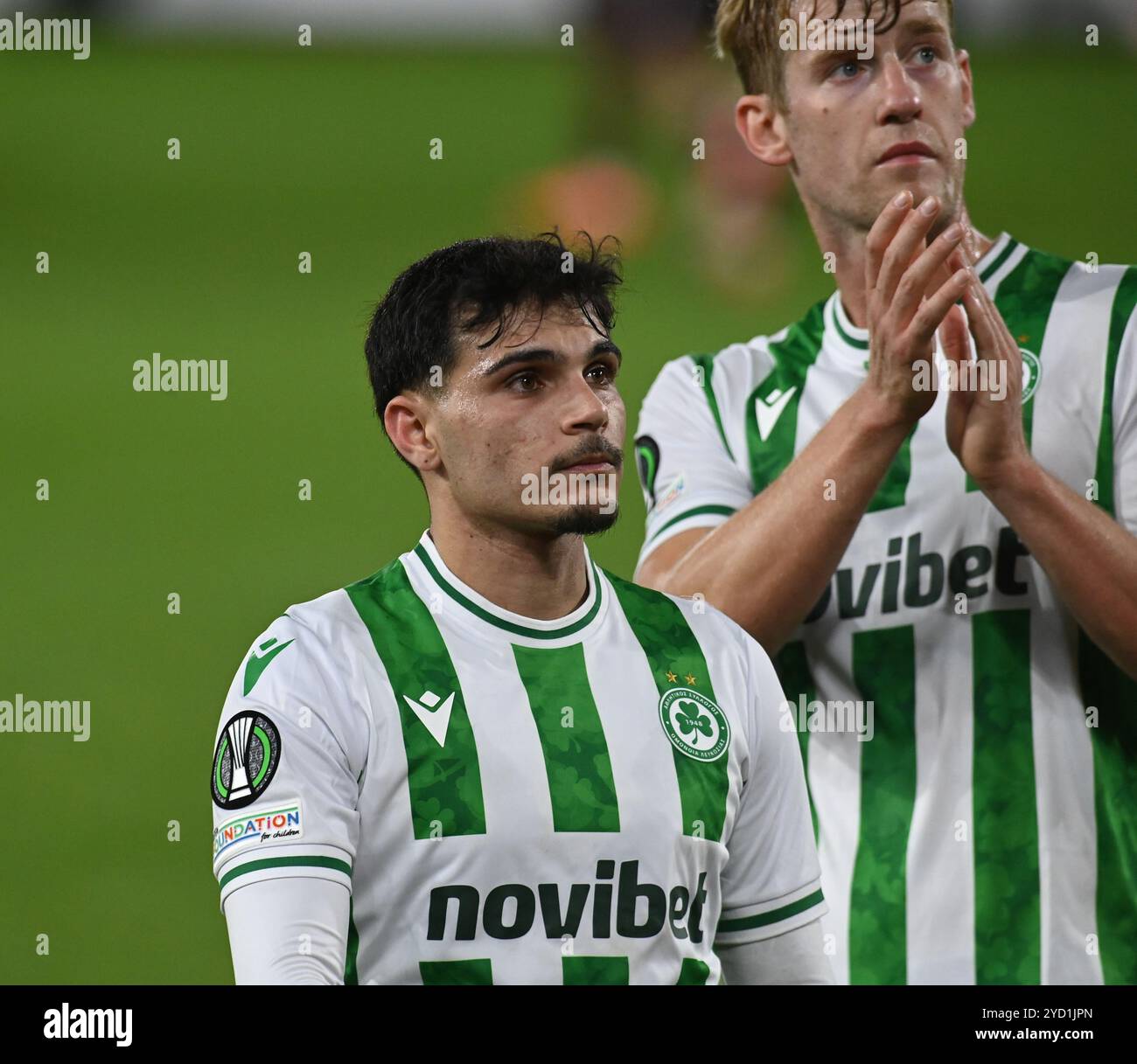 Tynecastle Park Édimbourg Écosse Royaume-Uni 24 octobre 24 UEFA Conference League match Hearts vs Omonoia. Charalampos Charalampous & Filip Helander of Omonia Nicosia crédit : eric mccowat/Alamy Live News Banque D'Images