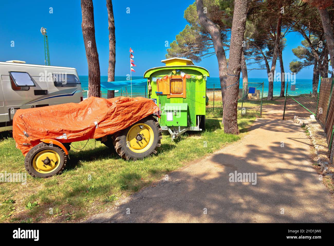 Camping tracteur dans le camp de plage méditerranéen Banque D'Images