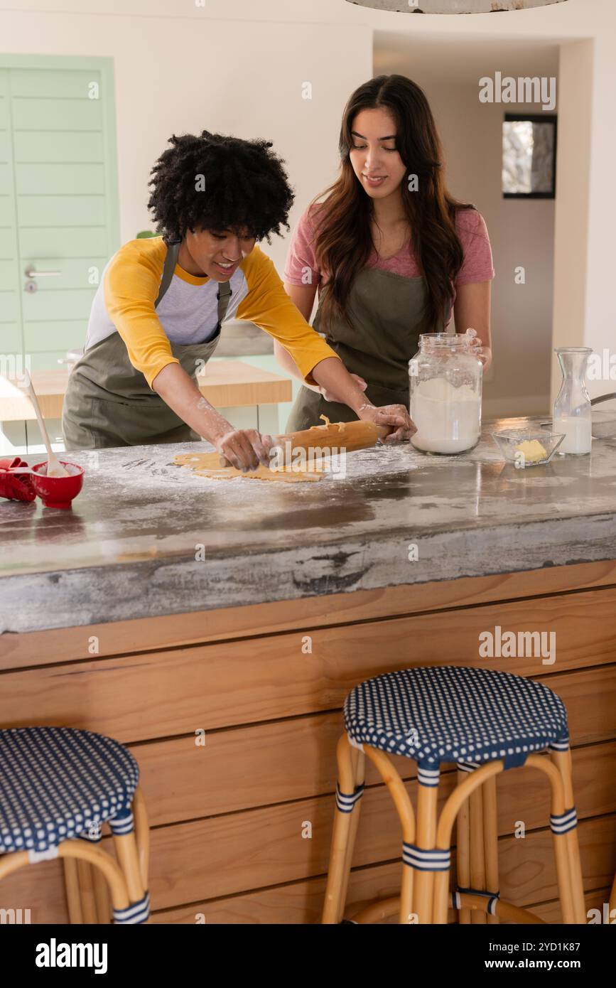 Noël, amies féminines multiraciales cuisiner, à la maison Banque D'Images