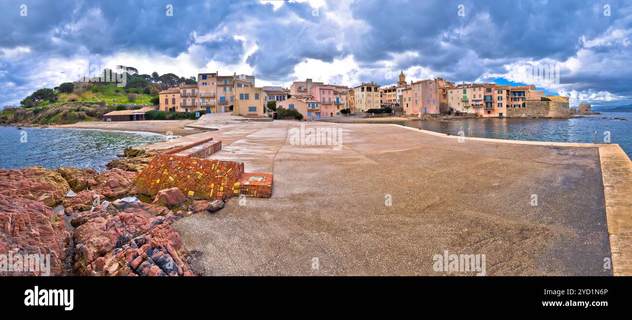 Vue panoramique sur le front de mer de Saint Tropez, célèbre destination touristique sur la Côte d'Azur Banque D'Images