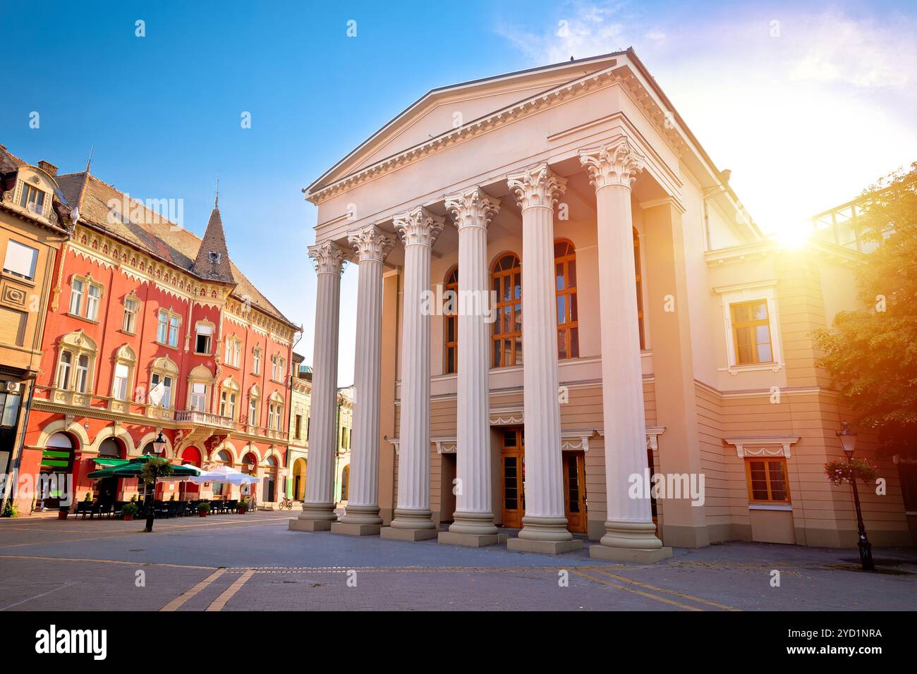 Place centrale Subotica et vue sur le coucher du soleil du bâtiment du théâtre des peuples Banque D'Images