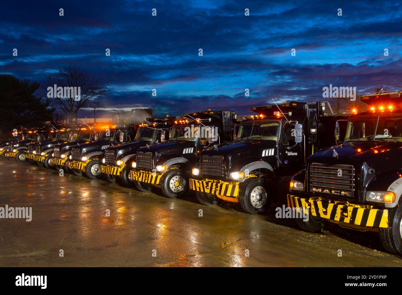 Rangée de camions à benne basculante dans la zone de rassemblement du chantier de construction à Sunrise, Pennsylvanie, États-Unis Banque D'Images