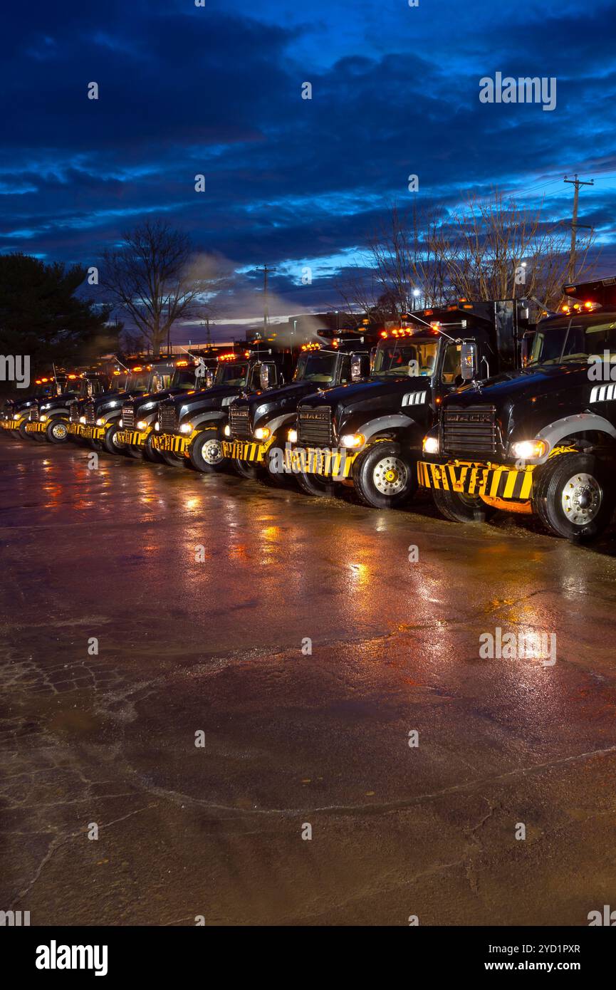 Rangée de camions à benne basculante dans la zone de rassemblement du chantier de construction à Sunrise, Pennsylvanie, États-Unis Banque D'Images