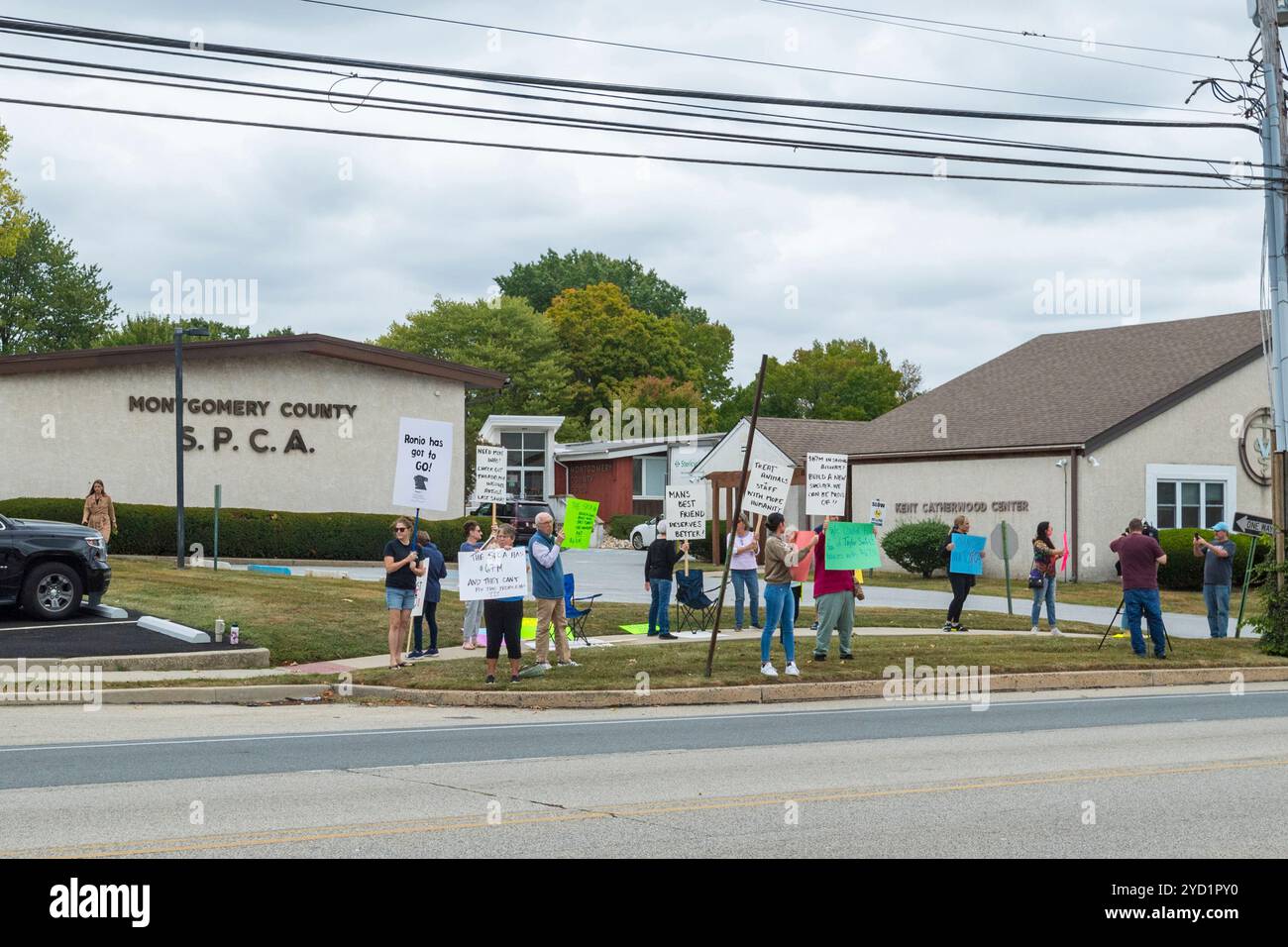 Des manifestants devant la SPCA protestent contre la corruption à la SPCA du comté de Montgomery Pennsylvanie USA Banque D'Images