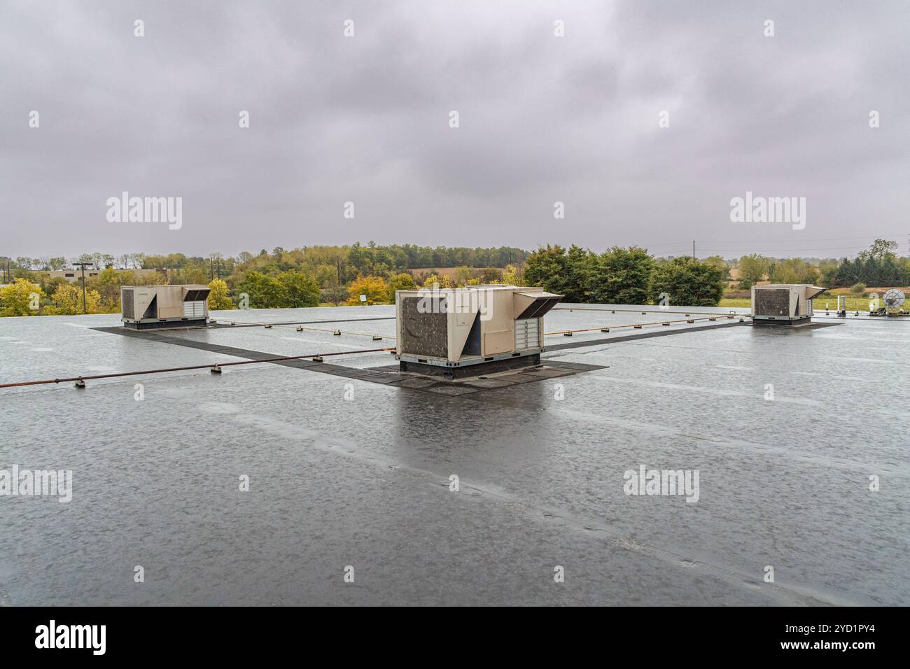 Unités de climatisation sur le toit sous la pluie, Pennsylvanie, États-Unis Banque D'Images