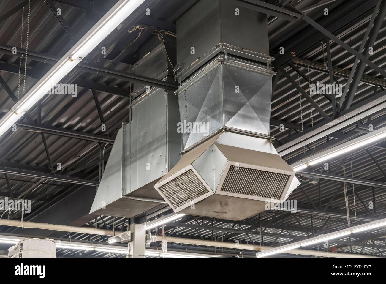 Évents HVAC montés au plafond dans un bâtiment commercial, Pennsylvanie, États-Unis Banque D'Images