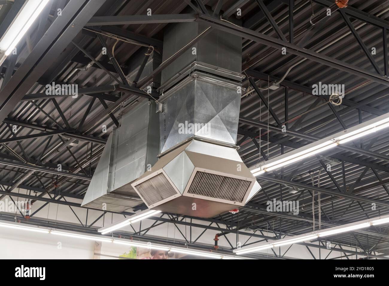 Évents HVAC montés au plafond dans un bâtiment commercial, Pennsylvanie, États-Unis Banque D'Images
