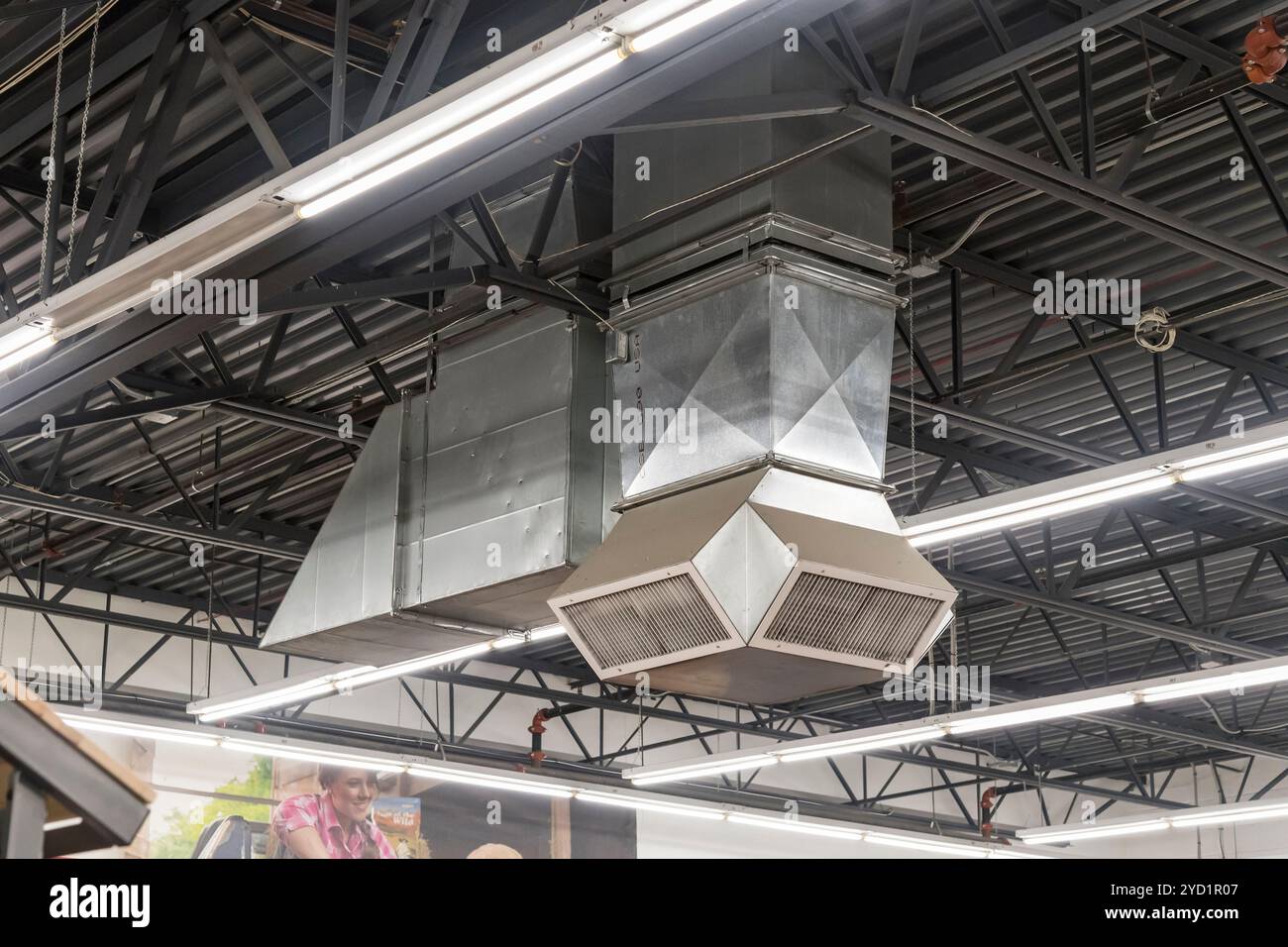 Évents HVAC montés au plafond dans un bâtiment commercial, Pennsylvanie, États-Unis Banque D'Images