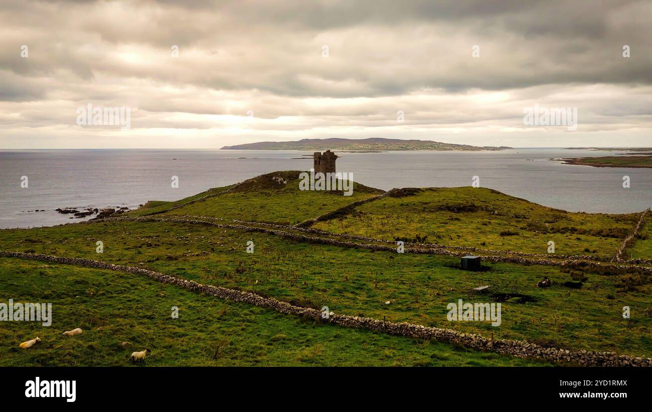 Crohy Head sur la côte ouest de l'Irlande - une Tour historique au bord de la mer est situé dans un magnifique paysage pittoresque au bord de la côte Banque D'Images