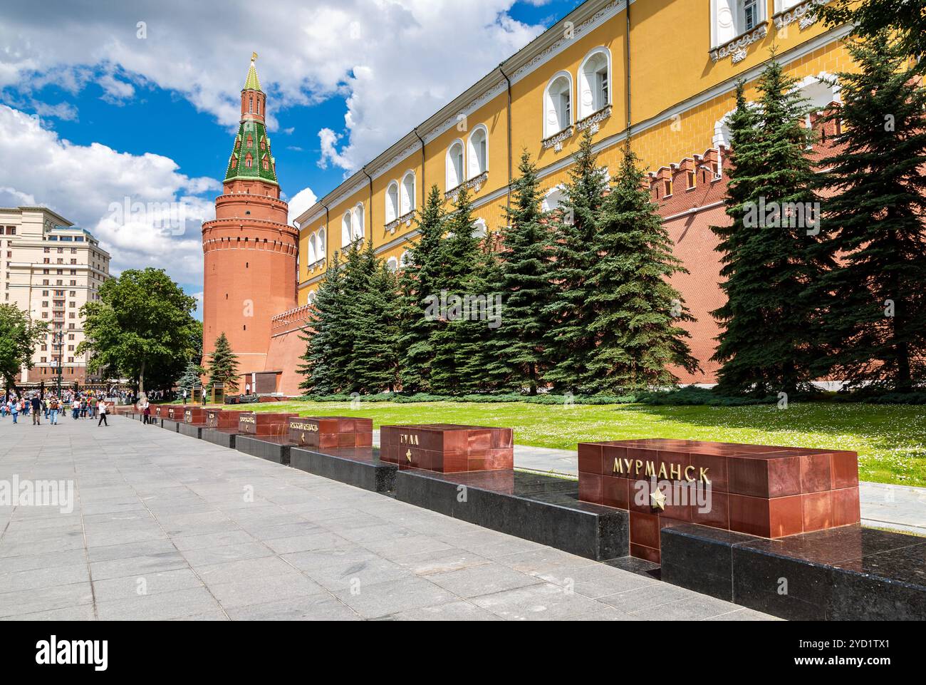 Pierres de granit avec les noms des héros de la ville à côté du mur du Kremlin Banque D'Images