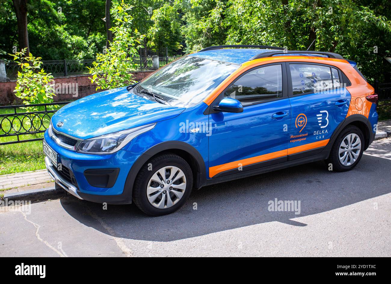 Autopartage Belka voiture Kia Rio hatchback garée Banque D'Images