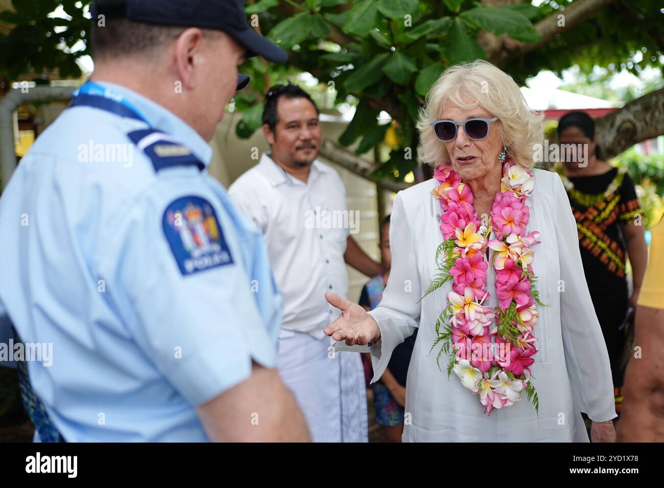 La reine Camilla s’entretient avec un policier néo-zélandais lors d’une visite du Samoa Victim support Group (SVSG) à Apia, Samoa, pour entendre parler des défis sociétaux causés par la violence sexiste dans le pays, le sixième jour de la visite royale en Australie et aux Samoa. Date de la photo : jeudi 24 octobre 2024. Banque D'Images