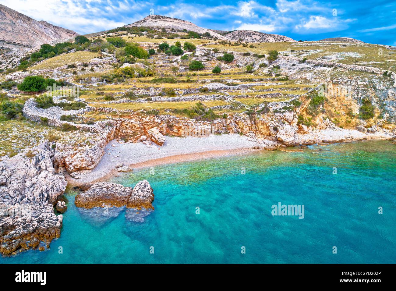 Île de Krk plage de galets idyllique avec paysage karstique, déserts de pierre de Stara Baska, Banque D'Images