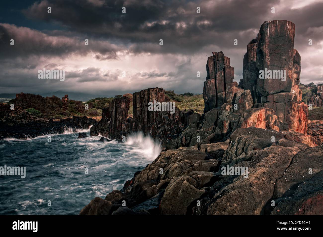 Moody Weather sur Bombo colonnes de basalte beauté du paysage Banque D'Images