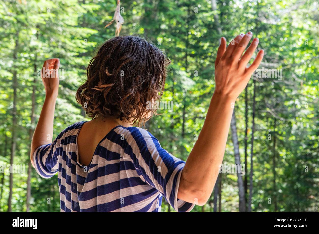 Dame faisant de la danse expressive sur scène Banque D'Images