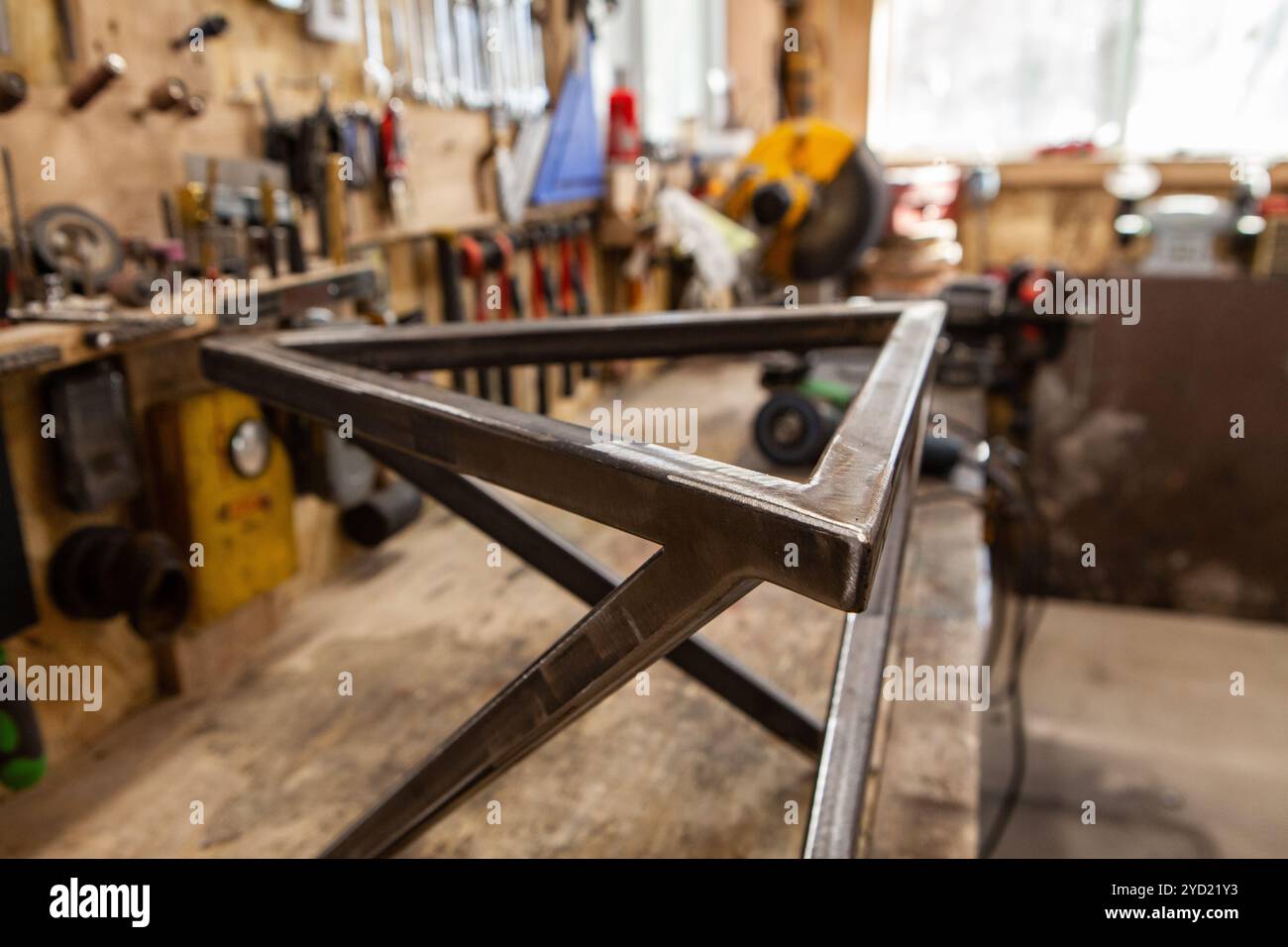 Cadre métallique géométrique à l'intérieur d'un atelier Banque D'Images