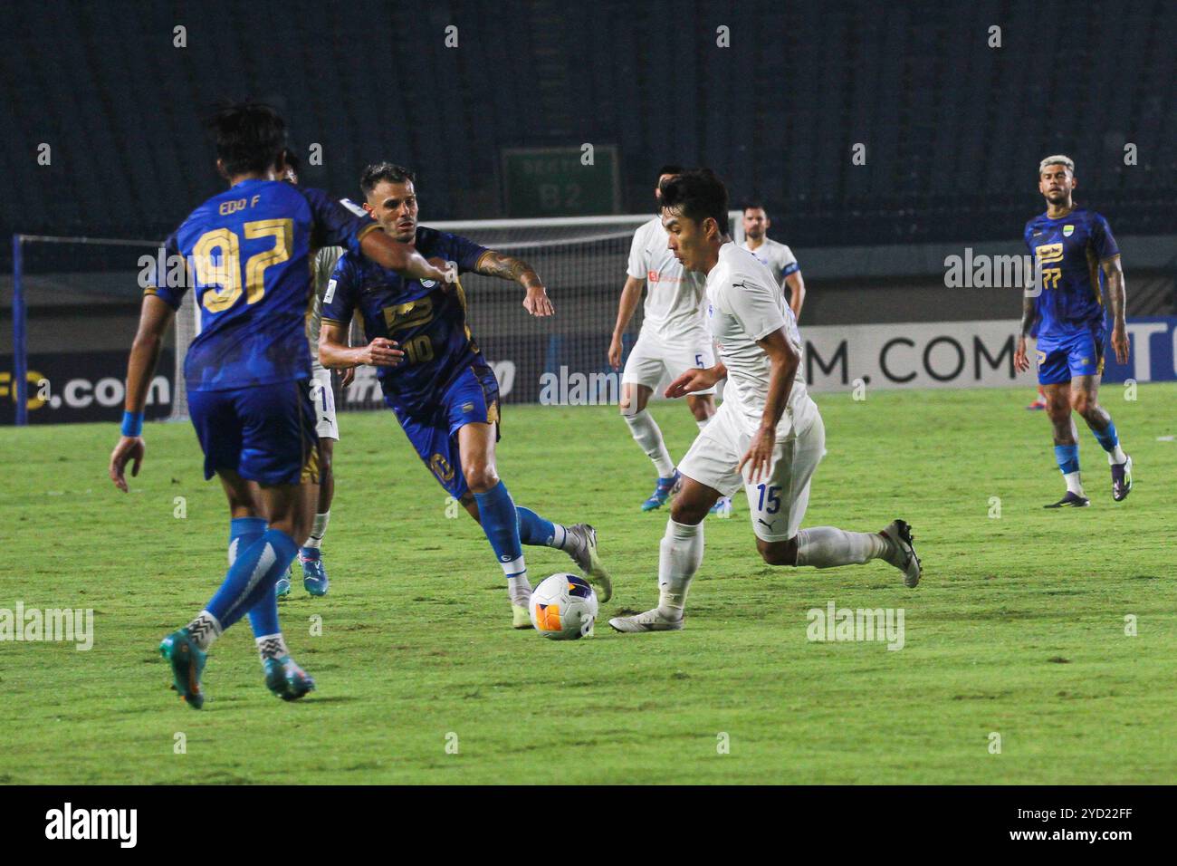 Bandung, Indonésie. 24 octobre 2024. (2R-l) Song Uiyoung du Lion City Sailors FC avec Tyrone Gustavo du Persib Bandung en action lors du match de football de la Ligue des Champions Two de l'AFC entre le Lion City Sailors FC et le Persib Bandung FC au si Jalak Harupat Stadium. Score final : Lion City Sailors 1 : 1 Persib Bandung. (Photo par Algi Febri Sugita/SOPA images/SIPA USA) crédit : SIPA USA/Alamy Live News Banque D'Images